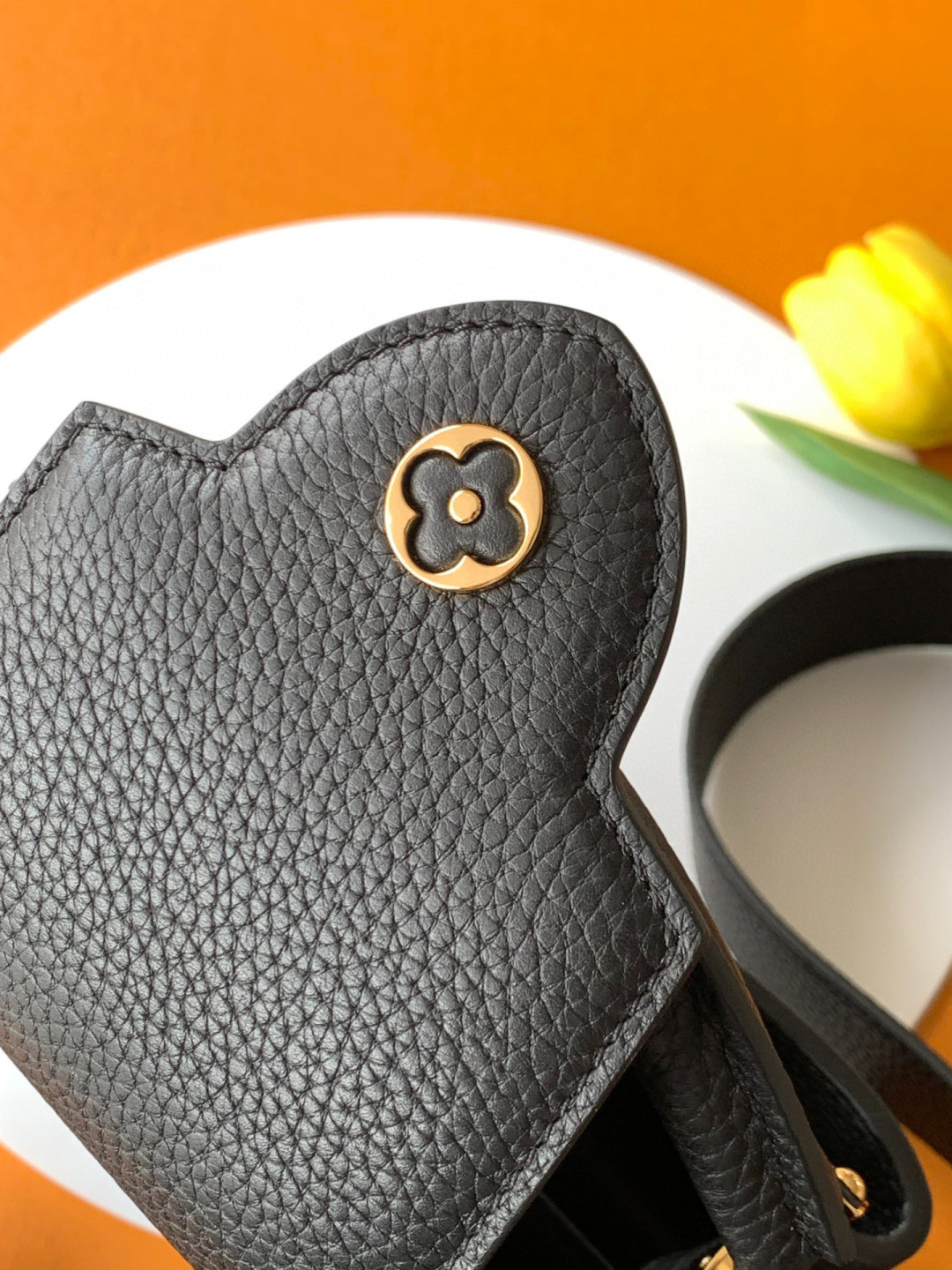 Louis Vuitton 本款 Capucines BB 手袋以全粒面进口牛皮革塑造 Capucines 系列的小巧尺寸