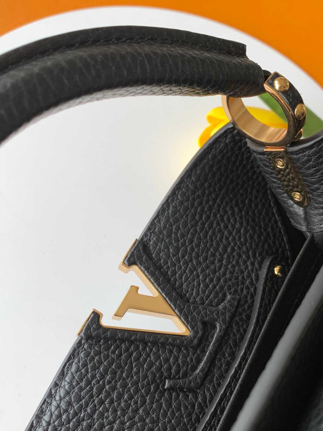 Louis Vuitton 本款 Capucines BB 手袋以全粒面进口牛皮革塑造 Capucines 系列的小巧尺寸