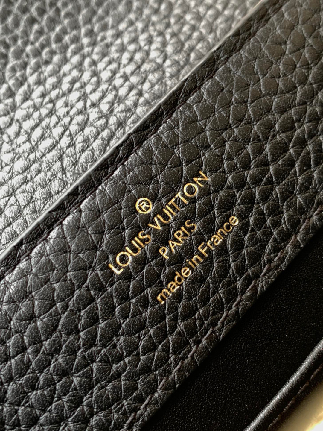 Louis Vuitton 本款 Capucines BB 手袋以全粒面进口牛皮革塑造 Capucines 系列的小巧尺寸