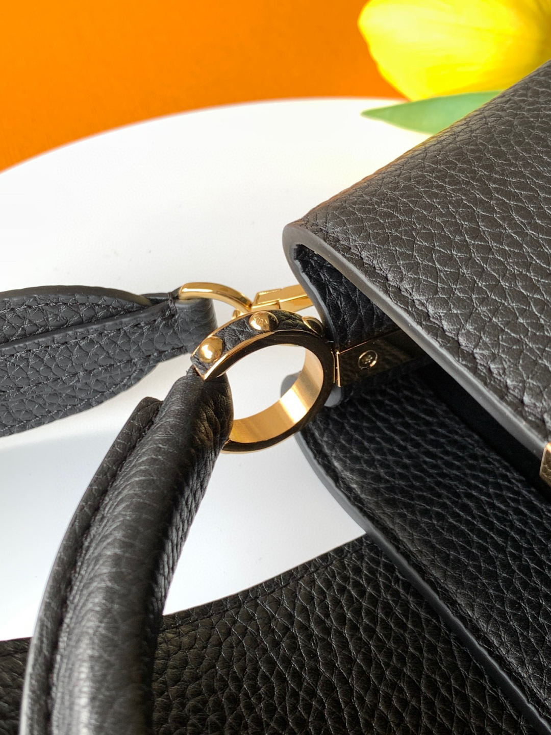 Louis Vuitton 本款 Capucines BB 手袋以全粒面进口牛皮革塑造 Capucines 系列的小巧尺寸