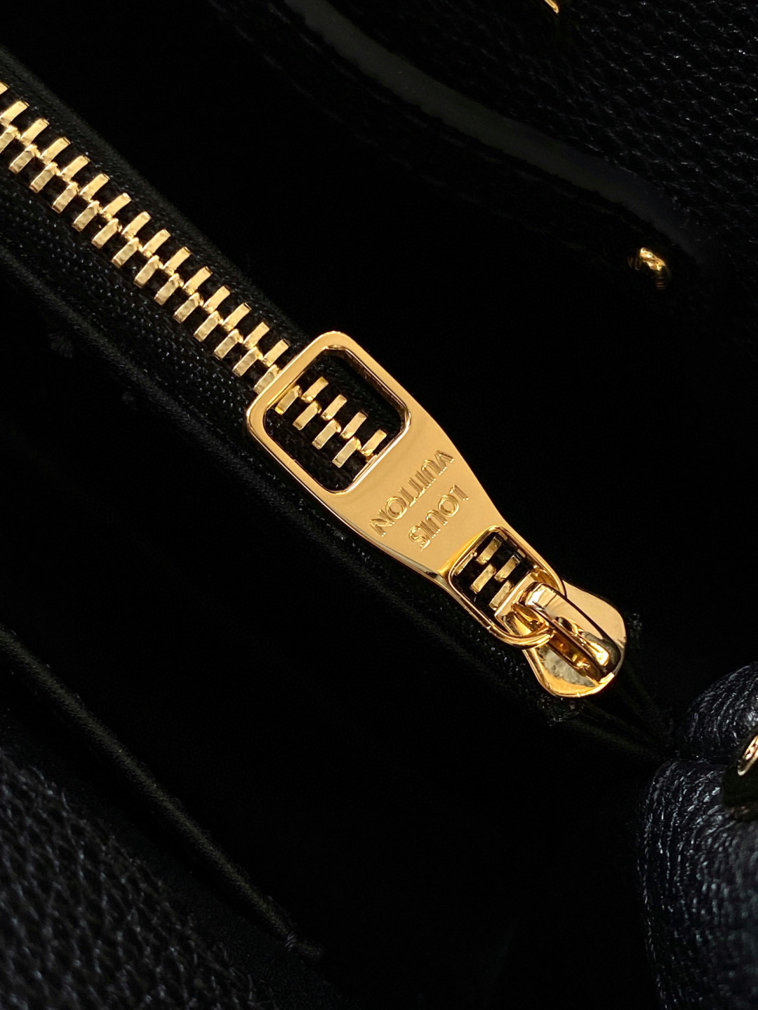 Louis Vuitton 全钢五金 变码芯片 配全套包装 CAPUCINES EAST WEST 迷你手袋 款号M24671黑色小号