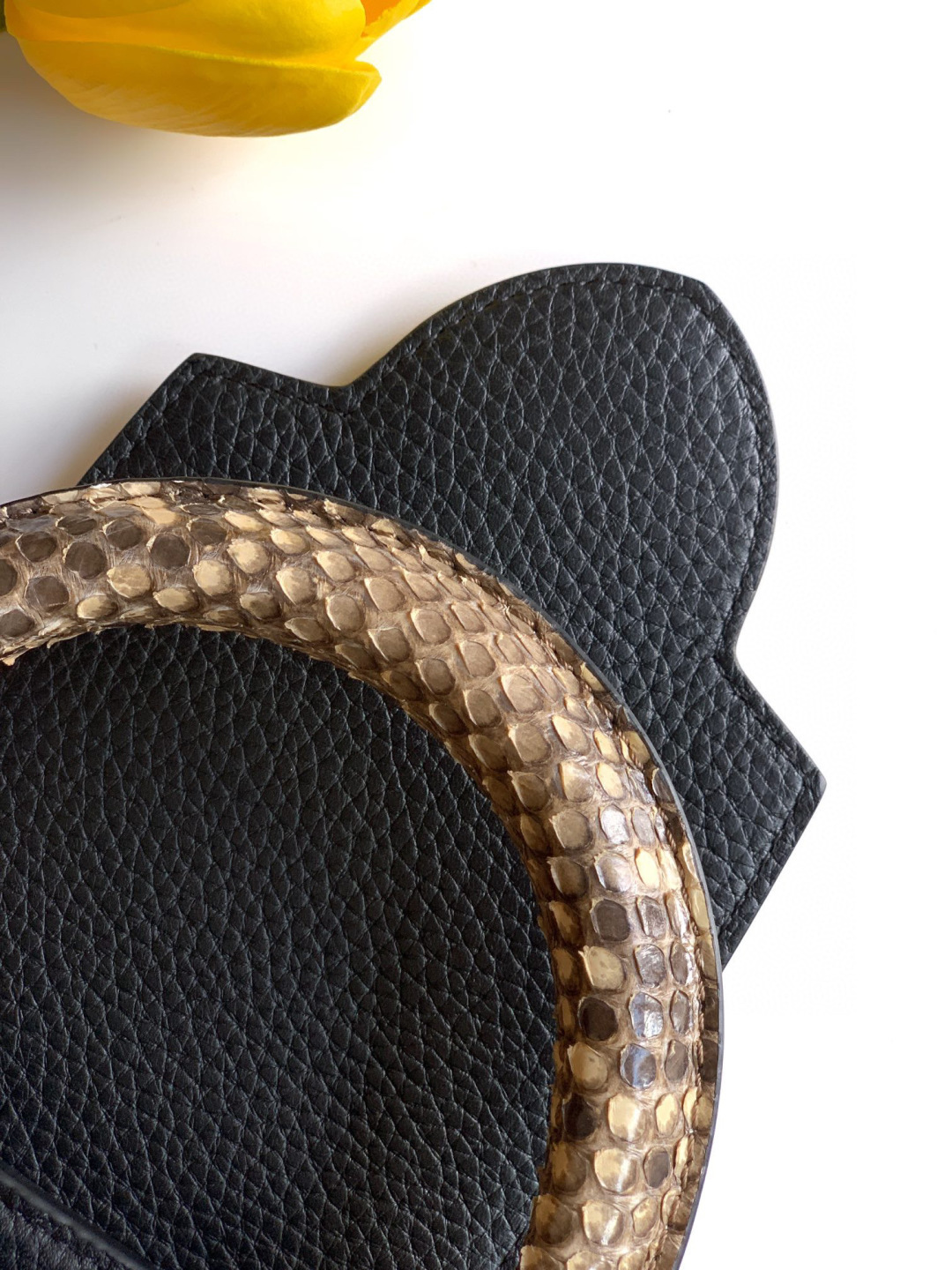 Louis Vuitton N85516 全钢 黑配亮光蟒蛇金动态163 2024 夏季款 Capucines 迷你手袋取材 Taurillon 进口牛皮革