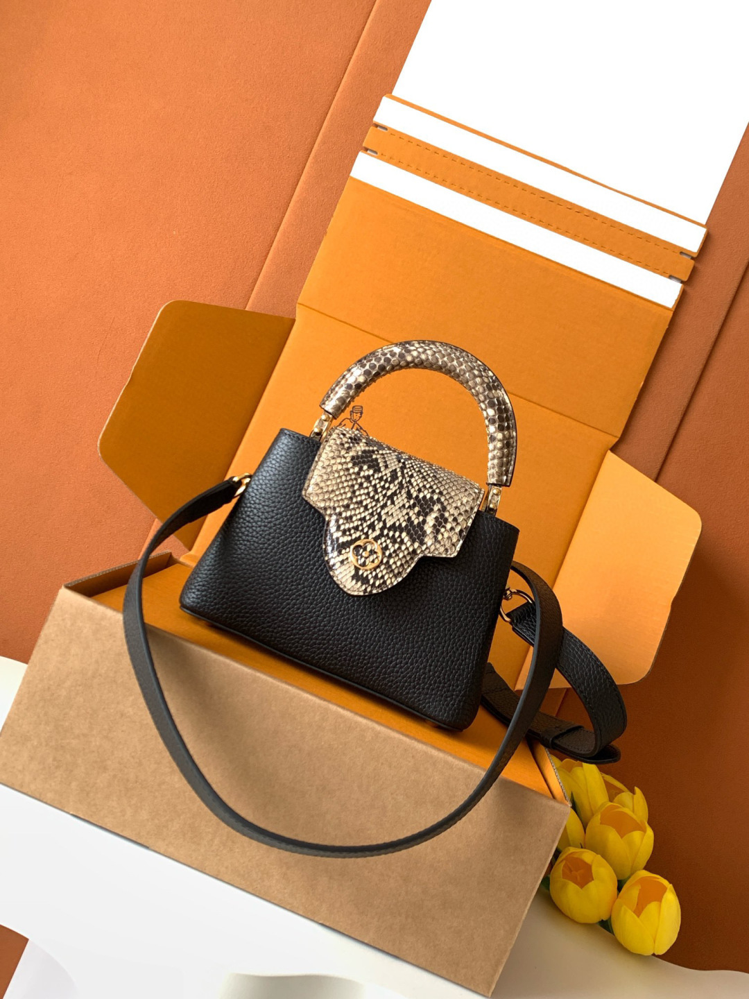 Louis Vuitton N85516 全钢 黑配亮光蟒蛇金动态163 2024 夏季款 Capucines 迷你手袋取材 Taurillon 进口牛皮革