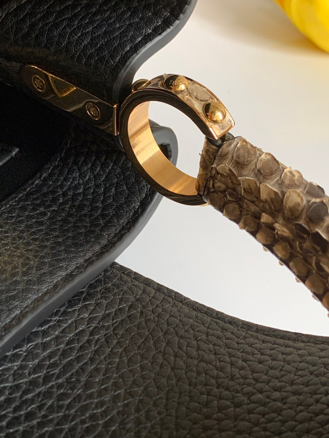 Louis Vuitton N85516 全钢 黑配亮光蟒蛇金动态163 2024 夏季款 Capucines 迷你手袋取材 Taurillon 进口牛皮革