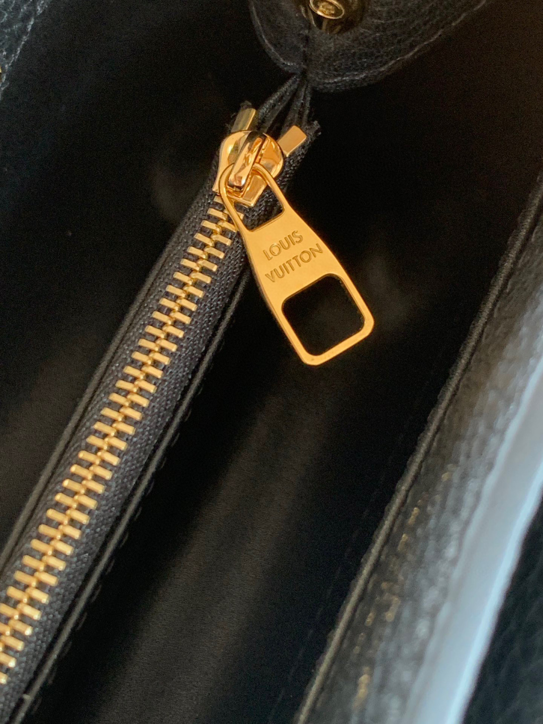 Louis Vuitton N85516 全钢 黑配亮光蟒蛇金动态163 2024 夏季款 Capucines 迷你手袋取材 Taurillon 进口牛皮革