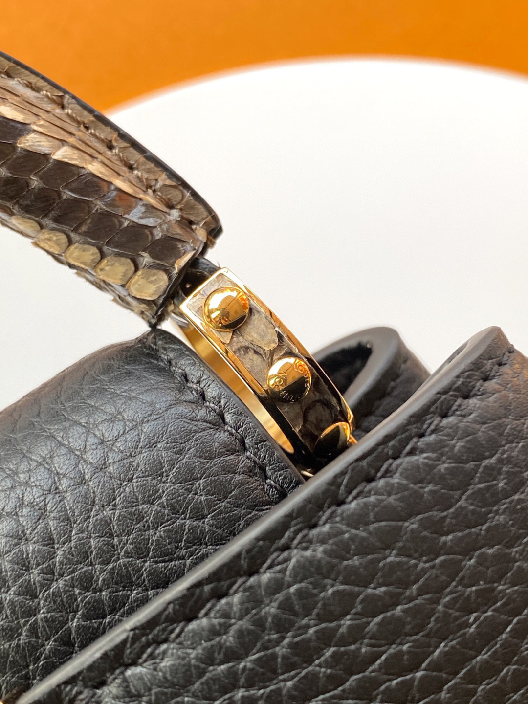 Louis Vuitton N85515 全钢 黑配亮光蟒蛇金动态163 2024 夏季款 Capucines 迷你手袋取材 Taurillon 进口牛皮革