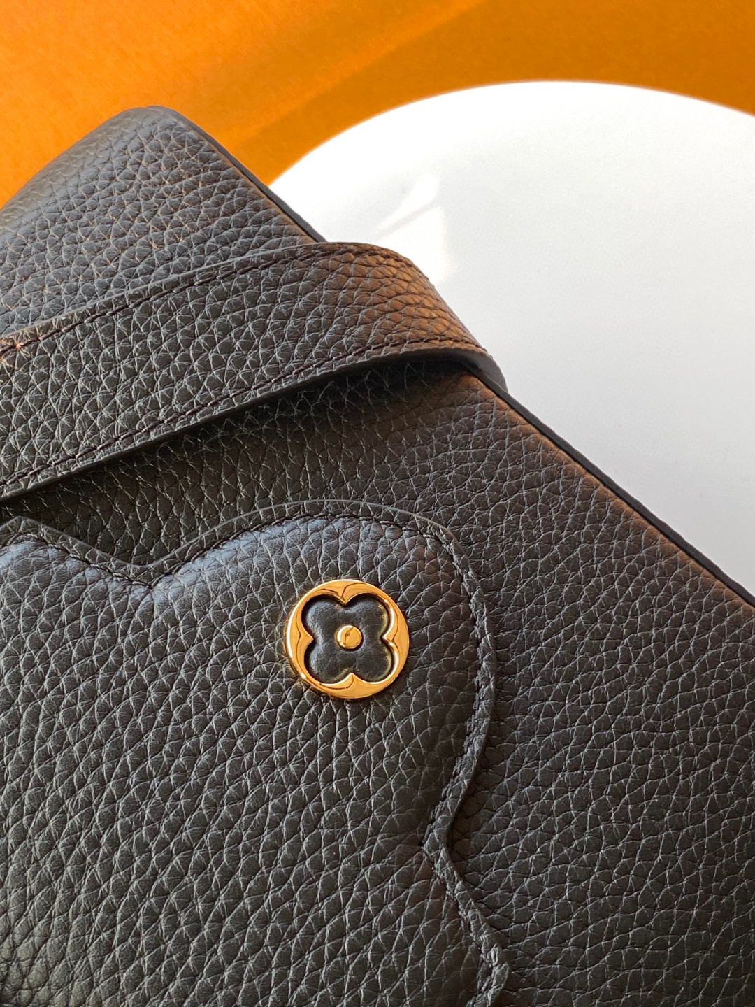 Louis Vuitton N85515 全钢 黑配亮光蟒蛇金动态163 2024 夏季款 Capucines 迷你手袋取材 Taurillon 进口牛皮革