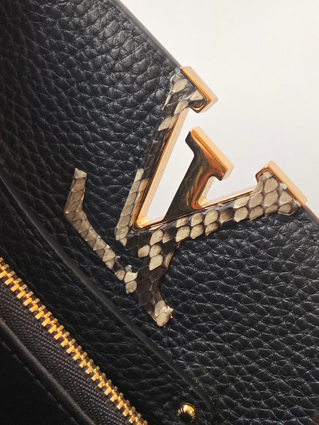 Louis Vuitton N85515 全钢 黑配亮光蟒蛇金动态163 2024 夏季款 Capucines 迷你手袋取材 Taurillon 进口牛皮革