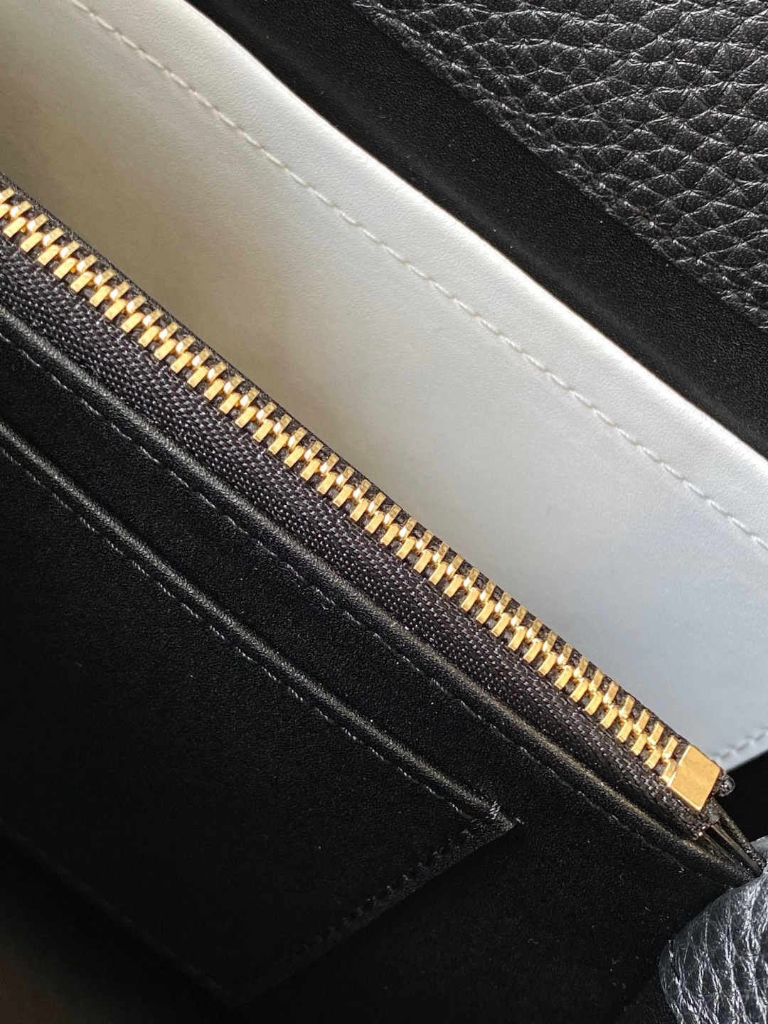 Louis Vuitton 全钢 M12345 黑色金 进口牛皮动态芯片 本款 Capucines BB 手袋出自 Trilogy 系列