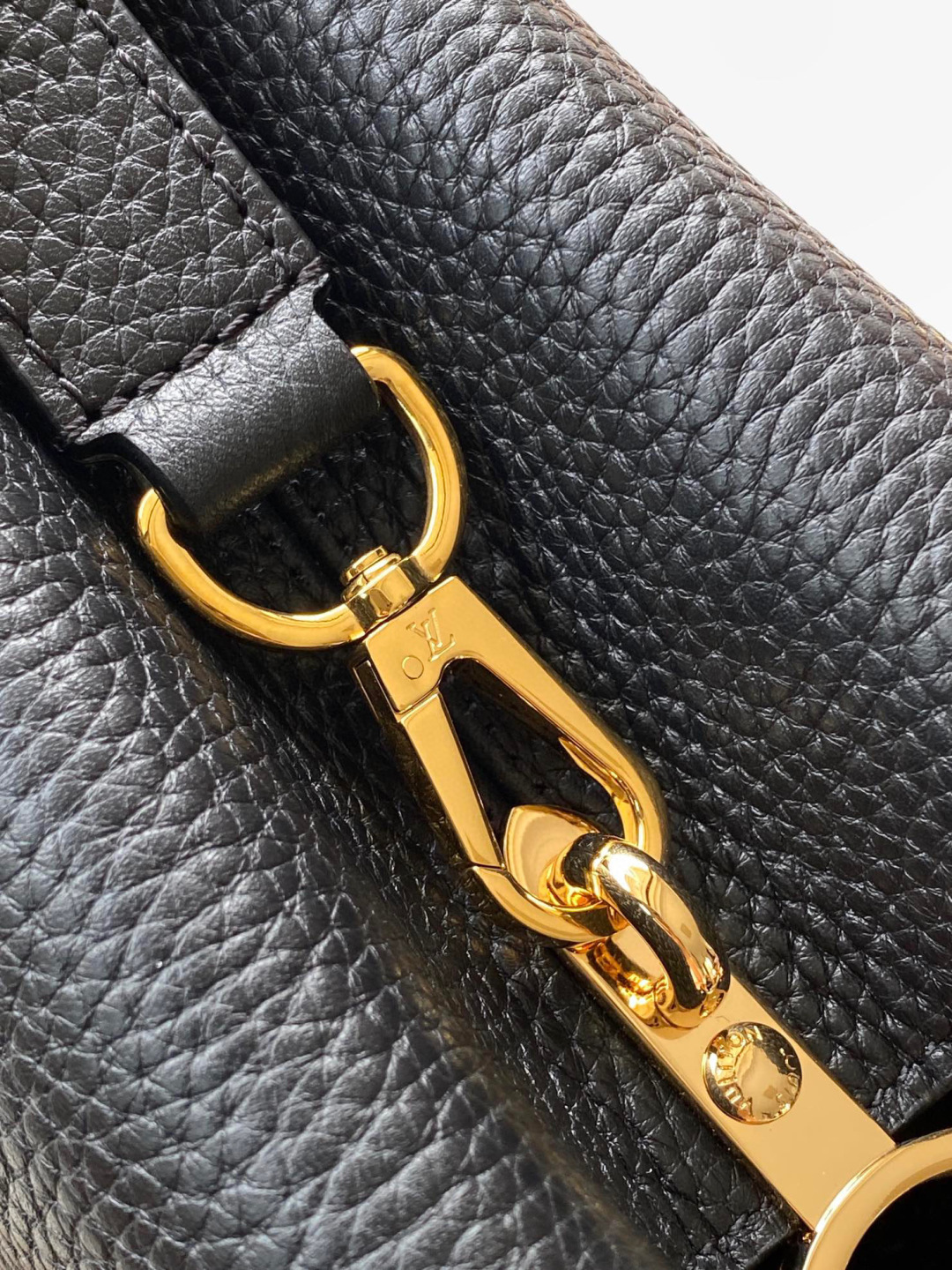 Louis Vuitton 全钢 M12345 黑色金 进口牛皮动态芯片 本款 Capucines BB 手袋出自 Trilogy 系列
