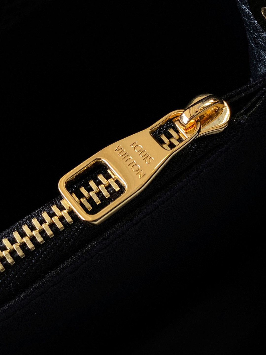 Louis Vuitton 全钢 M12345 黑色金 进口牛皮动态芯片 本款 Capucines BB 手袋出自 Trilogy 系列