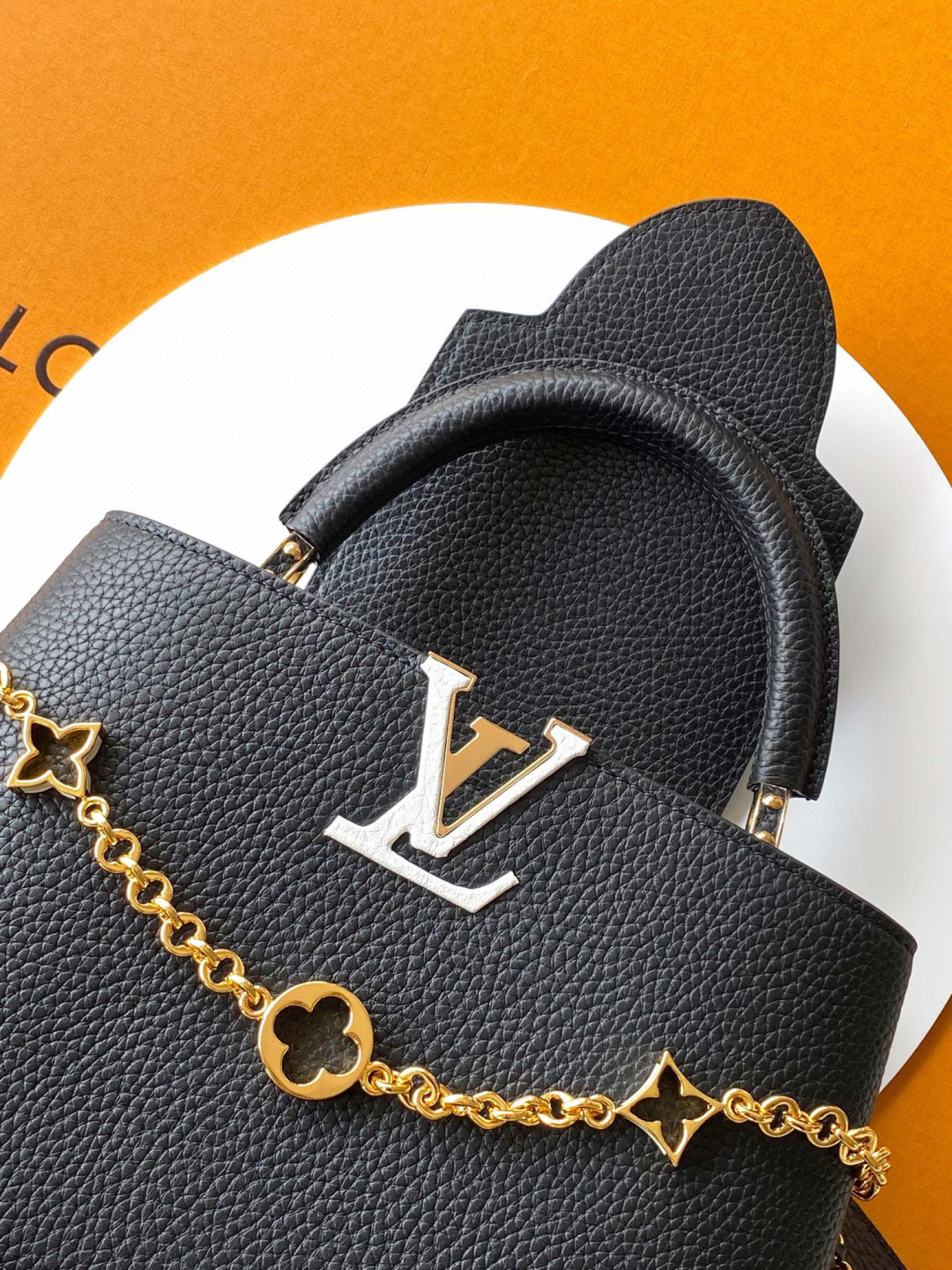 Louis Vuitton 全钢 M12345 黑色金 进口牛皮动态芯片 本款 Capucines BB 手袋出自 Trilogy 系列