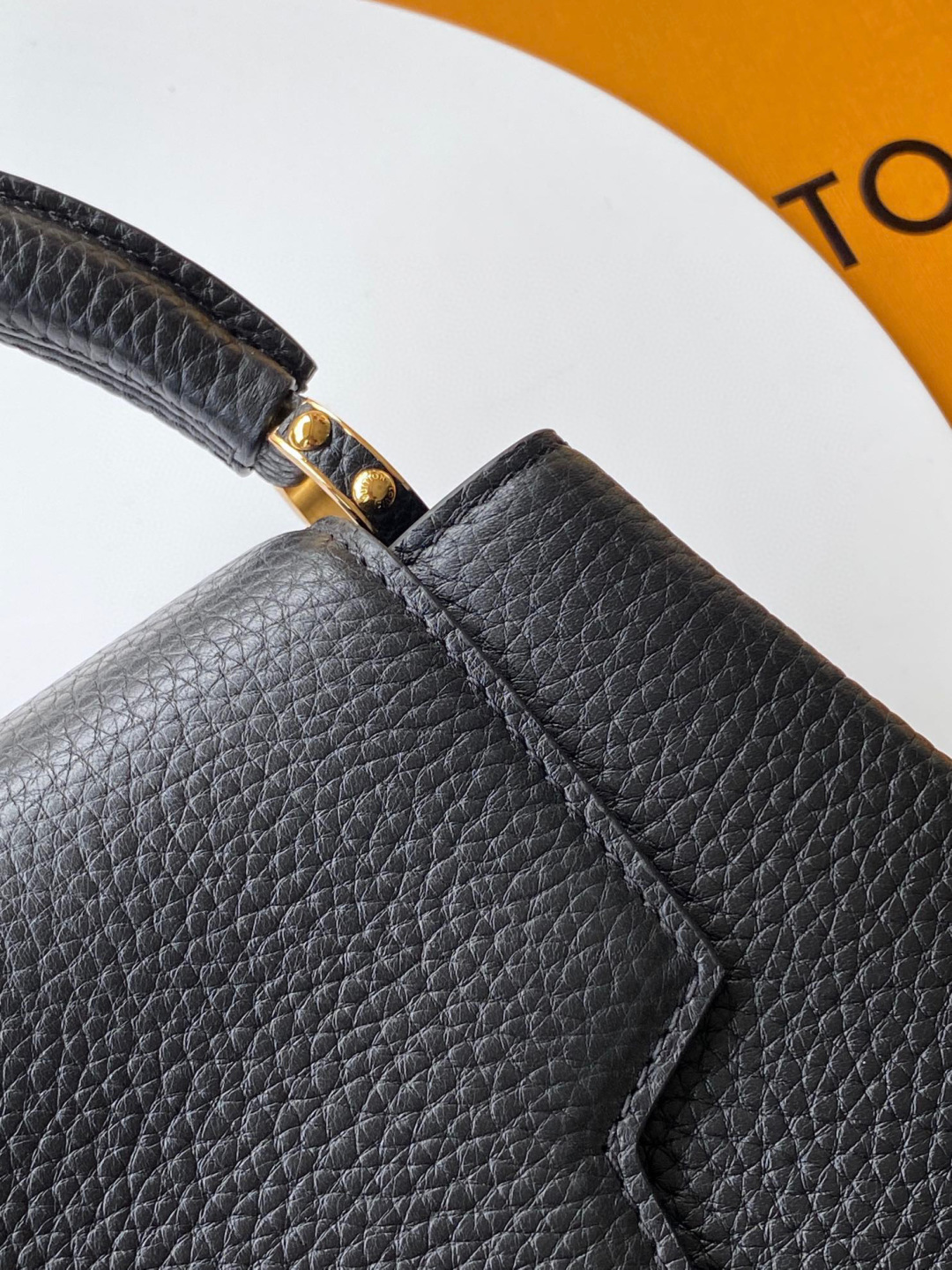 Louis Vuitton 全钢 M11906 黑色金 进口牛皮动态芯片 本款 Capucines BB 手袋出自 Trilogy 系列