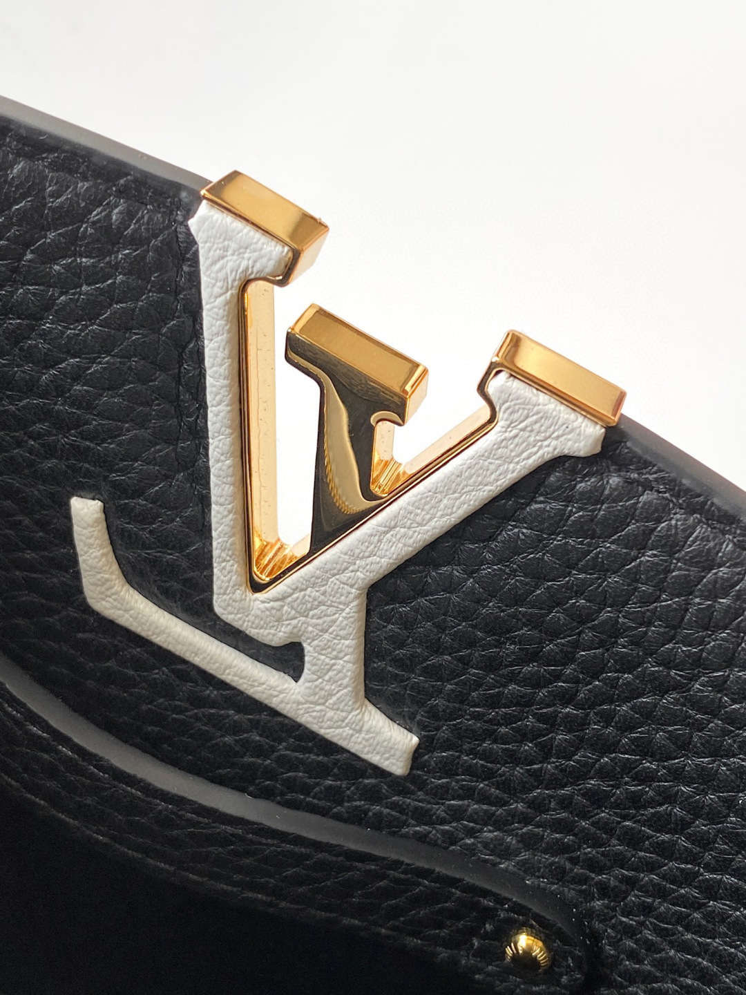Louis Vuitton 全钢 M11906 黑色金 进口牛皮动态芯片 本款 Capucines BB 手袋出自 Trilogy 系列