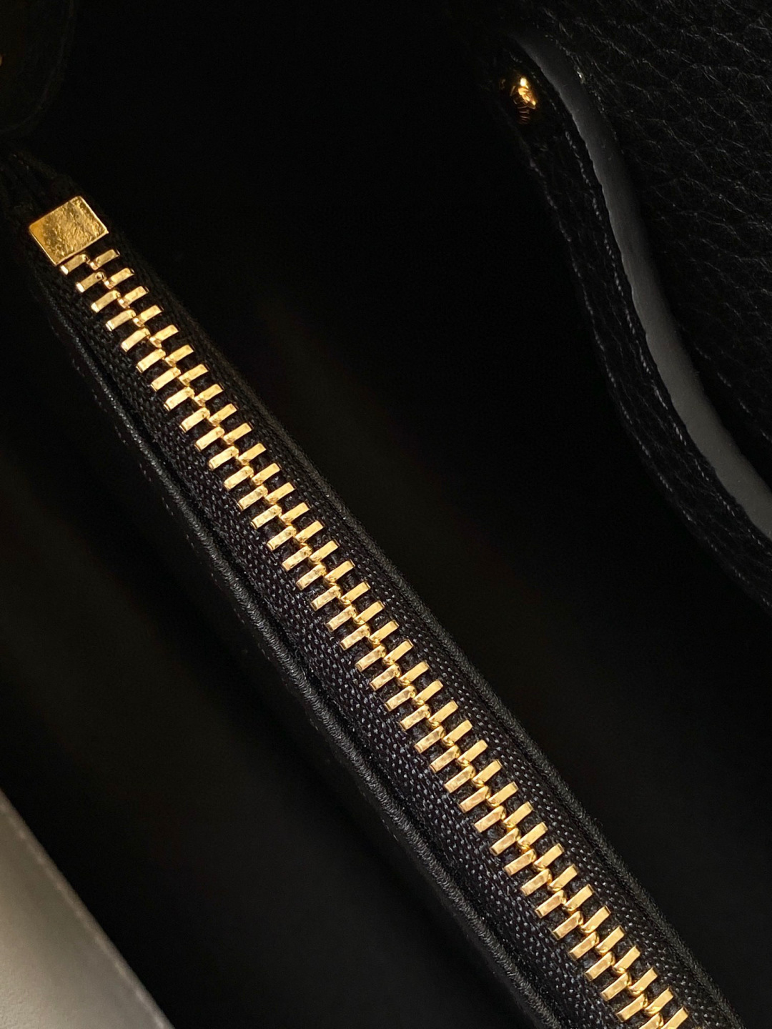 Louis Vuitton 全钢 M11906 黑色金 进口牛皮动态芯片 本款 Capucines BB 手袋出自 Trilogy 系列