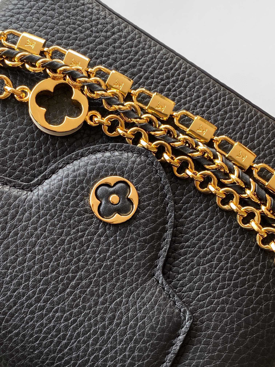 Louis Vuitton 全钢 M11906 黑色金 进口牛皮动态芯片 本款 Capucines BB 手袋出自 Trilogy 系列
