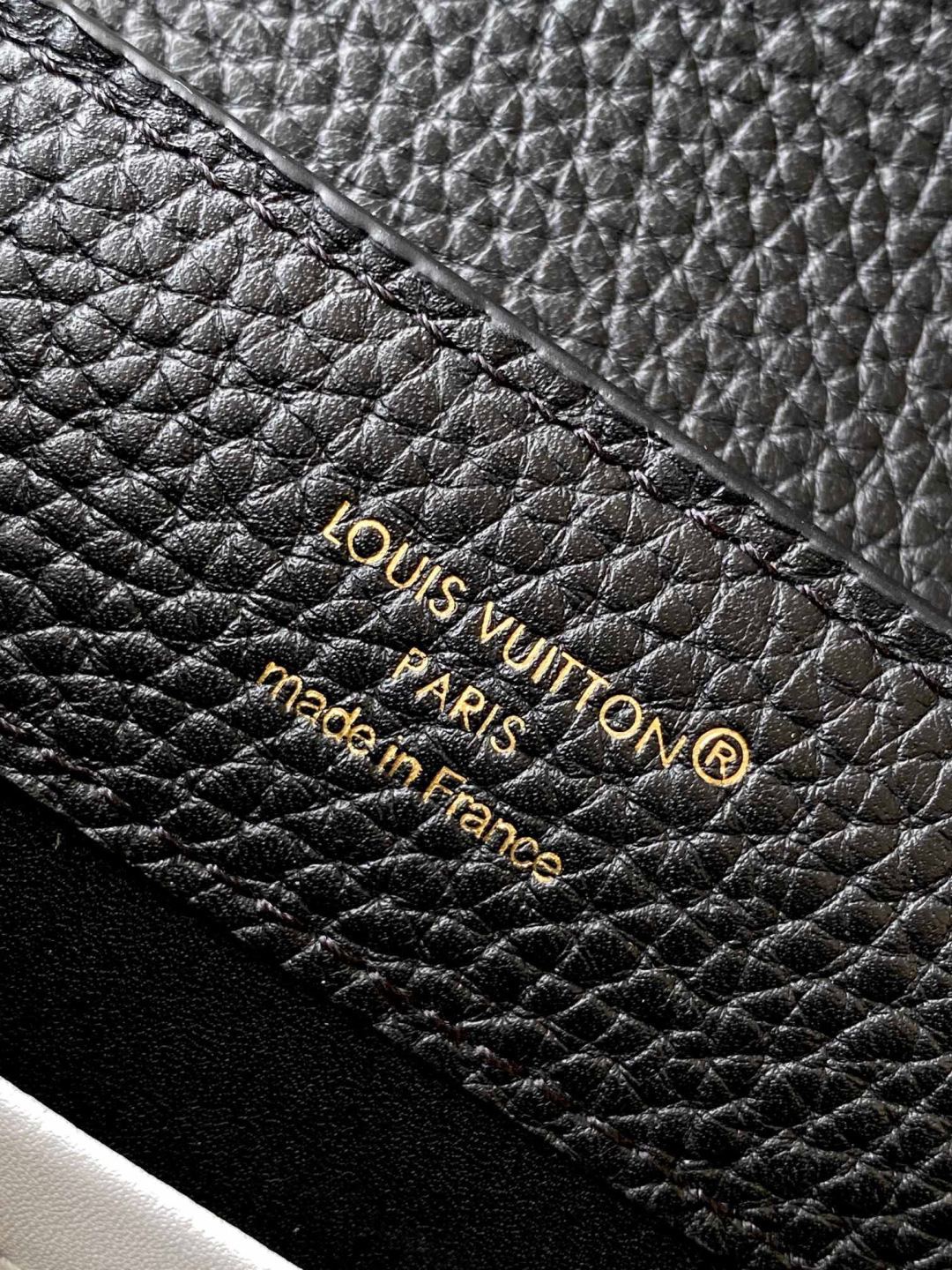 Louis Vuitton 全钢 M11906 黑色金 进口牛皮动态芯片 本款 Capucines BB 手袋出自 Trilogy 系列