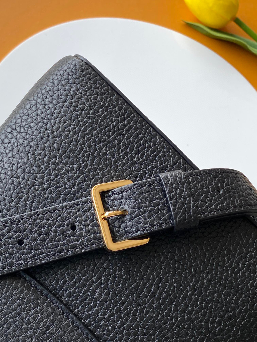 Louis Vuitton 全钢 M11906 黑色金 进口牛皮动态芯片 本款 Capucines BB 手袋出自 Trilogy 系列