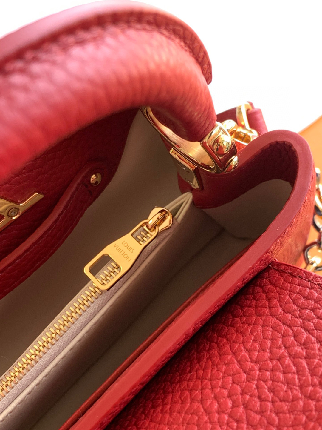 Louis Vuitton 全钢 M12938半红金 本款Capucines迷你手袋出自CapucinesChain On You系列