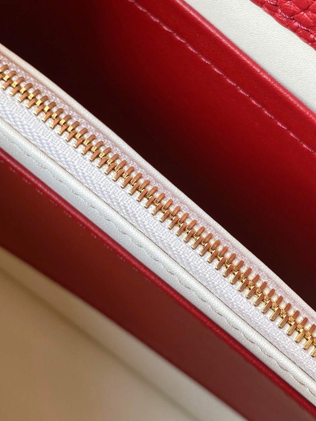 Louis Vuitton 全钢 M12936半红金 本款Capucines迷你手袋出自CapucinesChain On You系列
