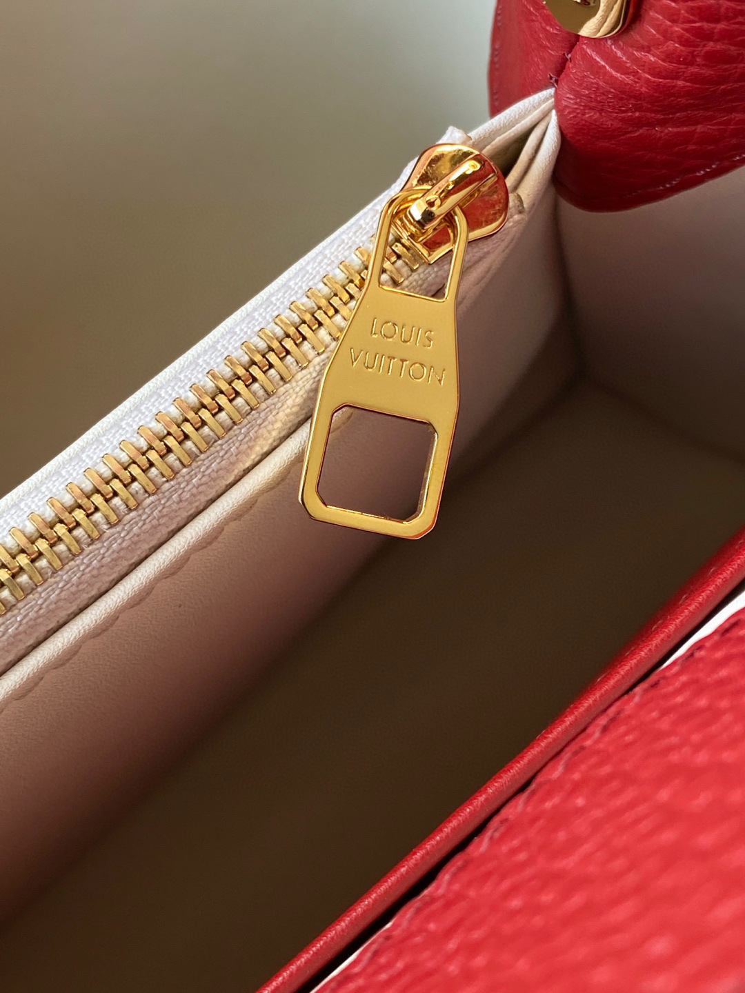 Louis Vuitton 全钢 M12936半红金 本款Capucines迷你手袋出自CapucinesChain On You系列