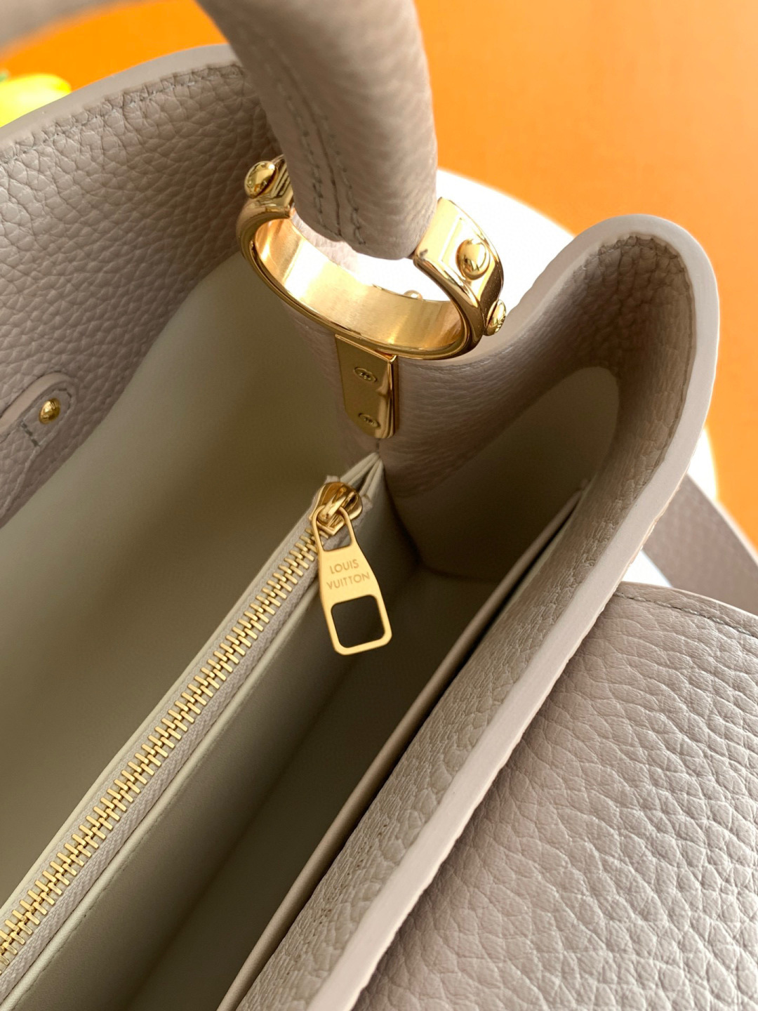 Louis Vuitton 全钢 M12936灰紫金 本款Capucines迷你手袋出自CapucinesChain On You系列