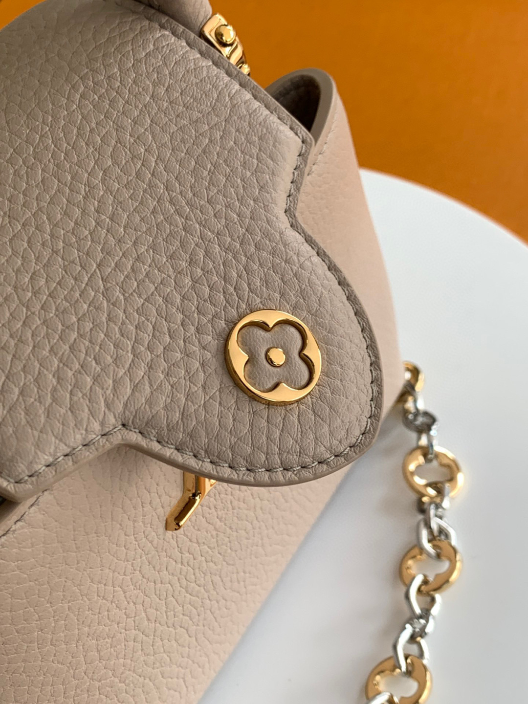 Louis Vuitton 全钢 M12938灰紫金 本款Capucines迷你手袋出自CapucinesChain On You系列