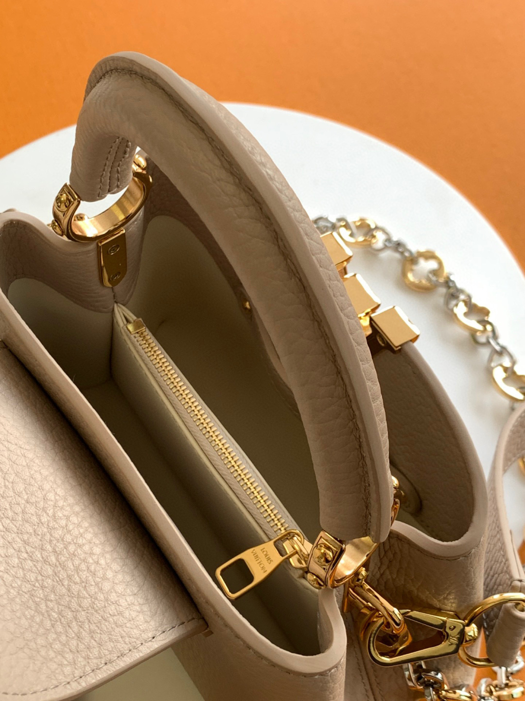 Louis Vuitton 全钢 M12938灰紫金 本款Capucines迷你手袋出自CapucinesChain On You系列
