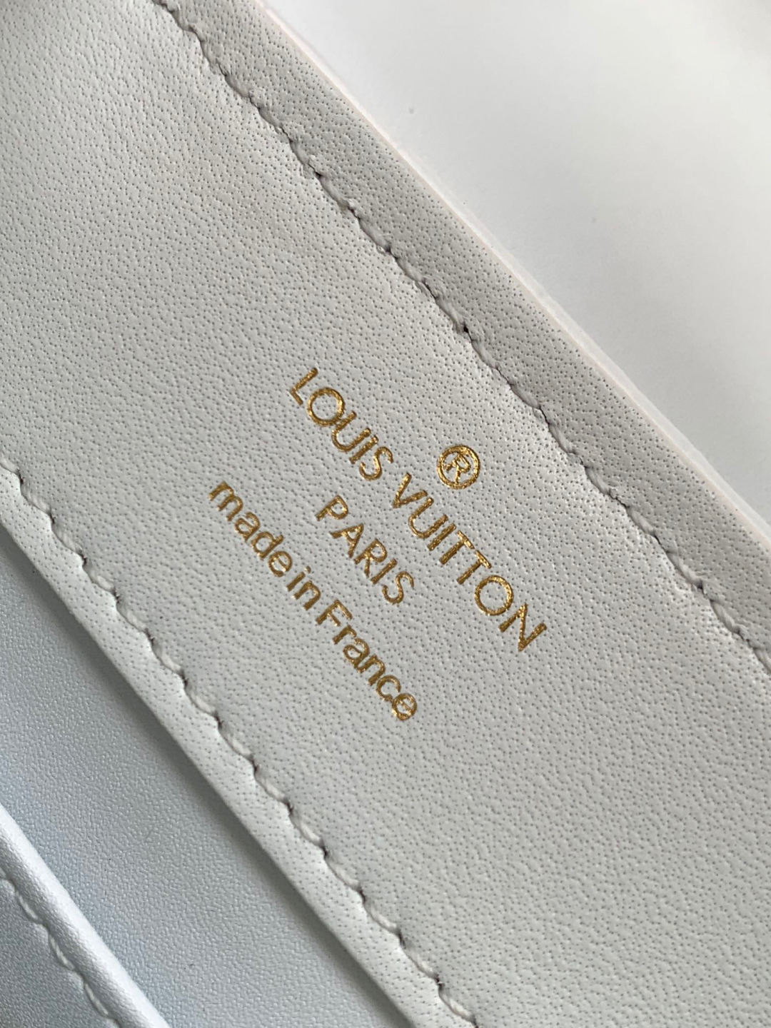 Louis Vuitton 全钢五金 迷你M83088 原进口水晶钻 配原进口鳄鱼皮纹 全手工镶钻 M83088黑水晶钻配牛皮本款 Capucines East-West 迷你手袋出自 Exceptionals LV Sparkle 系列