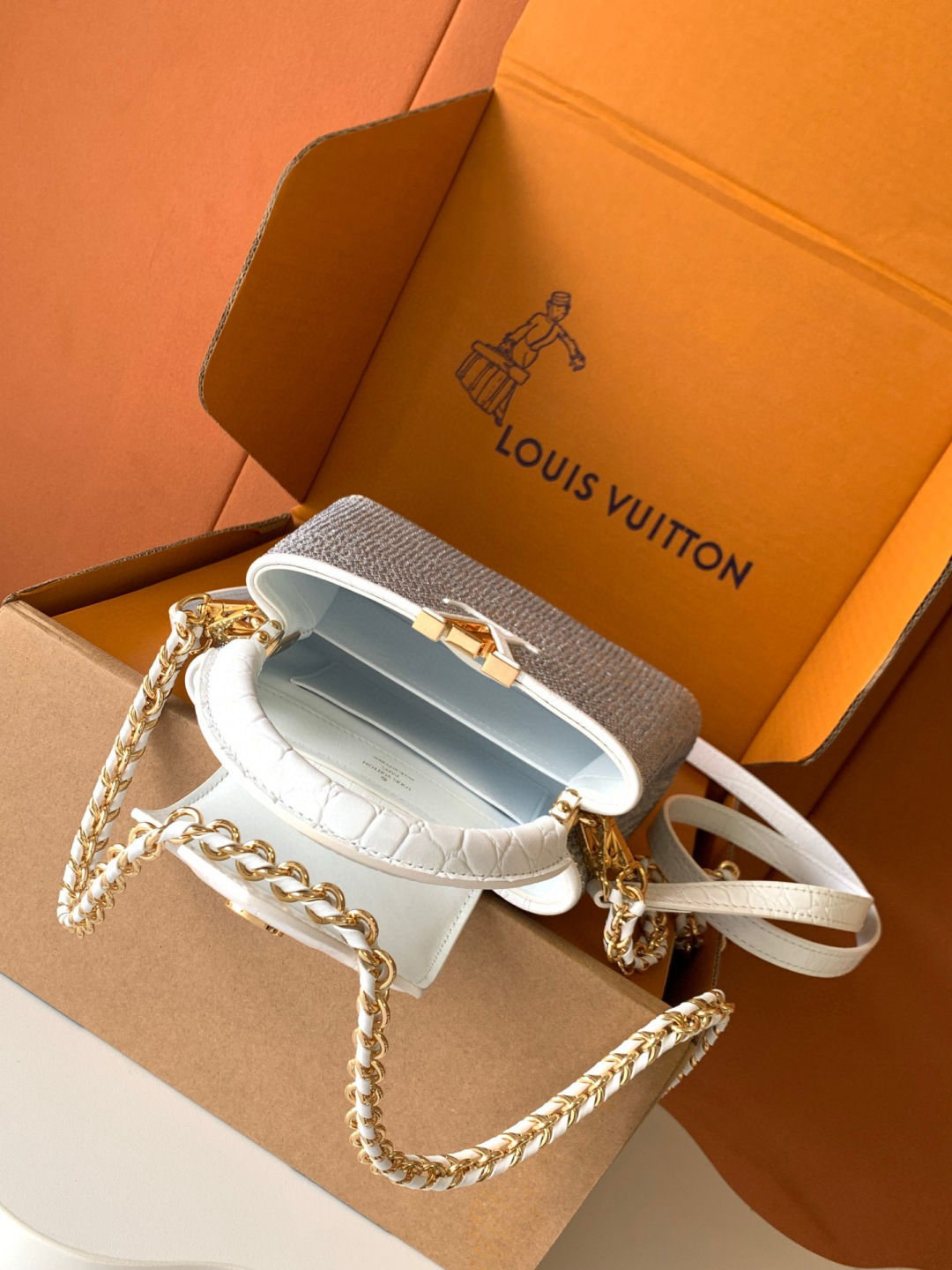 Louis Vuitton 全钢五金 迷你M83088 原进口水晶钻 配原进口鳄鱼皮纹 全手工镶钻 M83088黑水晶钻配牛皮本款 Capucines East-West 迷你手袋出自 Exceptionals LV Sparkle 系列