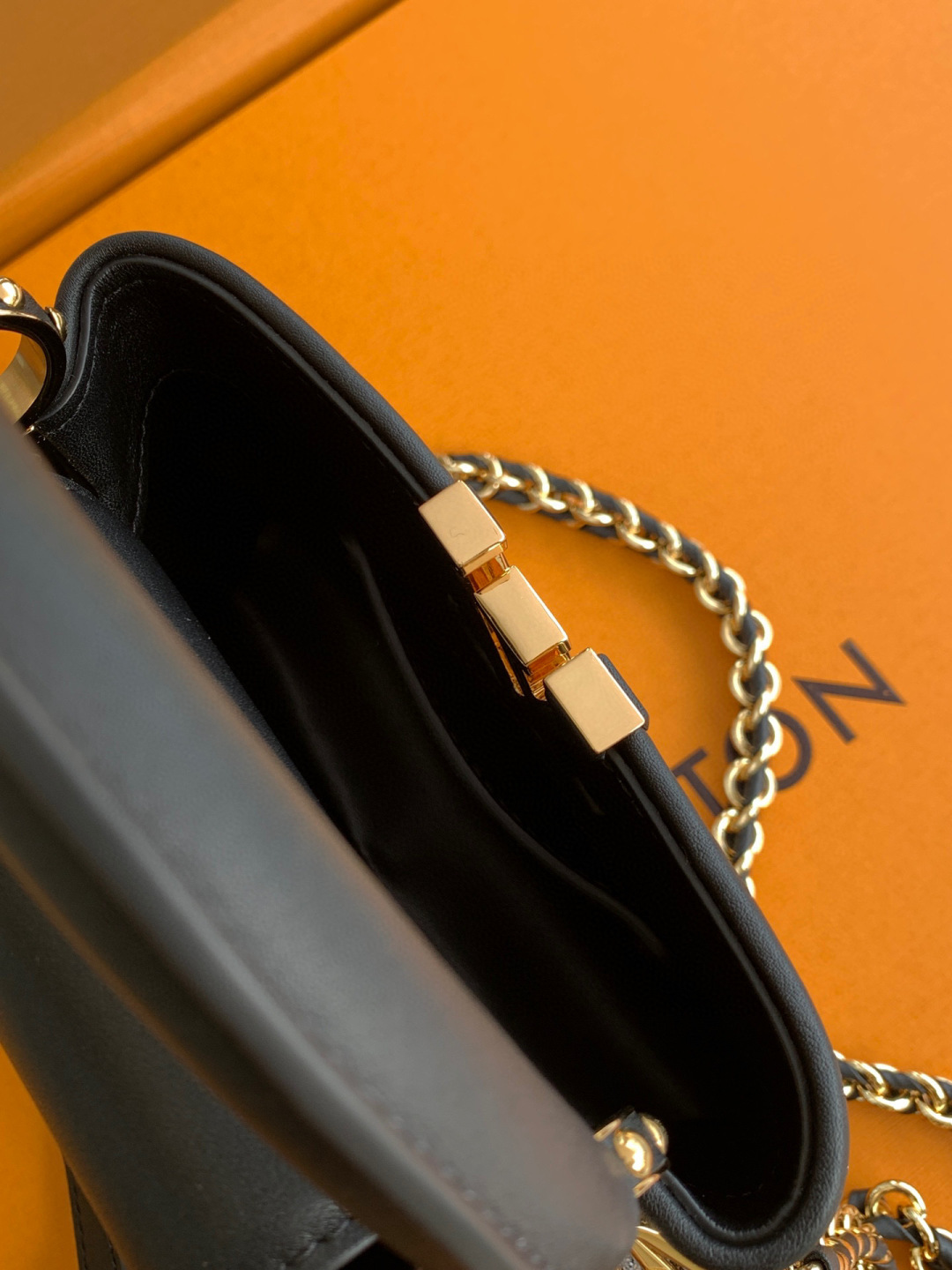 Louis Vuitton 全钢五金 迷你M83088 原进口水晶钻 配原进口鳄鱼皮纹 全手工镶钻 M83088黑水晶钻配牛皮本款 Capucines East-West 迷你手袋出自 Exceptionals LV Sparkle 系列