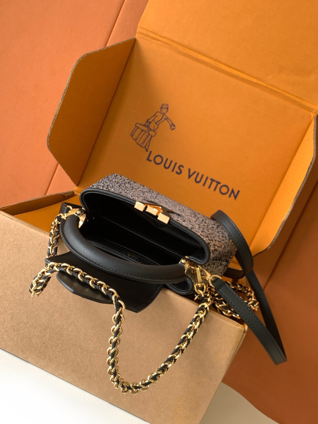 Louis Vuitton 全钢五金 迷你M83088 原进口水晶钻 配原进口鳄鱼皮纹 全手工镶钻 M83088黑水晶钻配牛皮本款 Capucines East-West 迷你手袋出自 Exceptionals LV Sparkle 系列