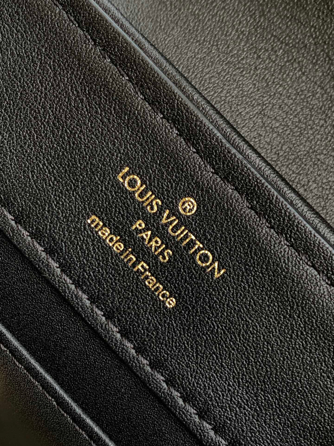 Louis Vuitton 全钢五金 迷你M83088 原进口水晶钻 配原进口鳄鱼皮纹 全手工镶钻 M83088黑水晶钻配牛皮本款 Capucines East-West 迷你手袋出自 Exceptionals LV Sparkle 系列