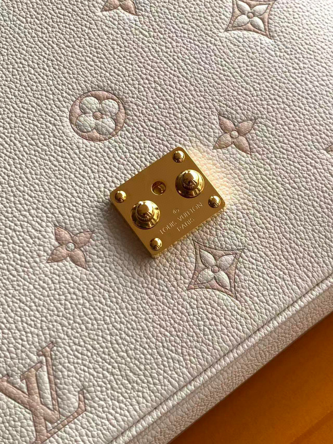 Louis Vuitton 全钢变码芯片M14977奶油色