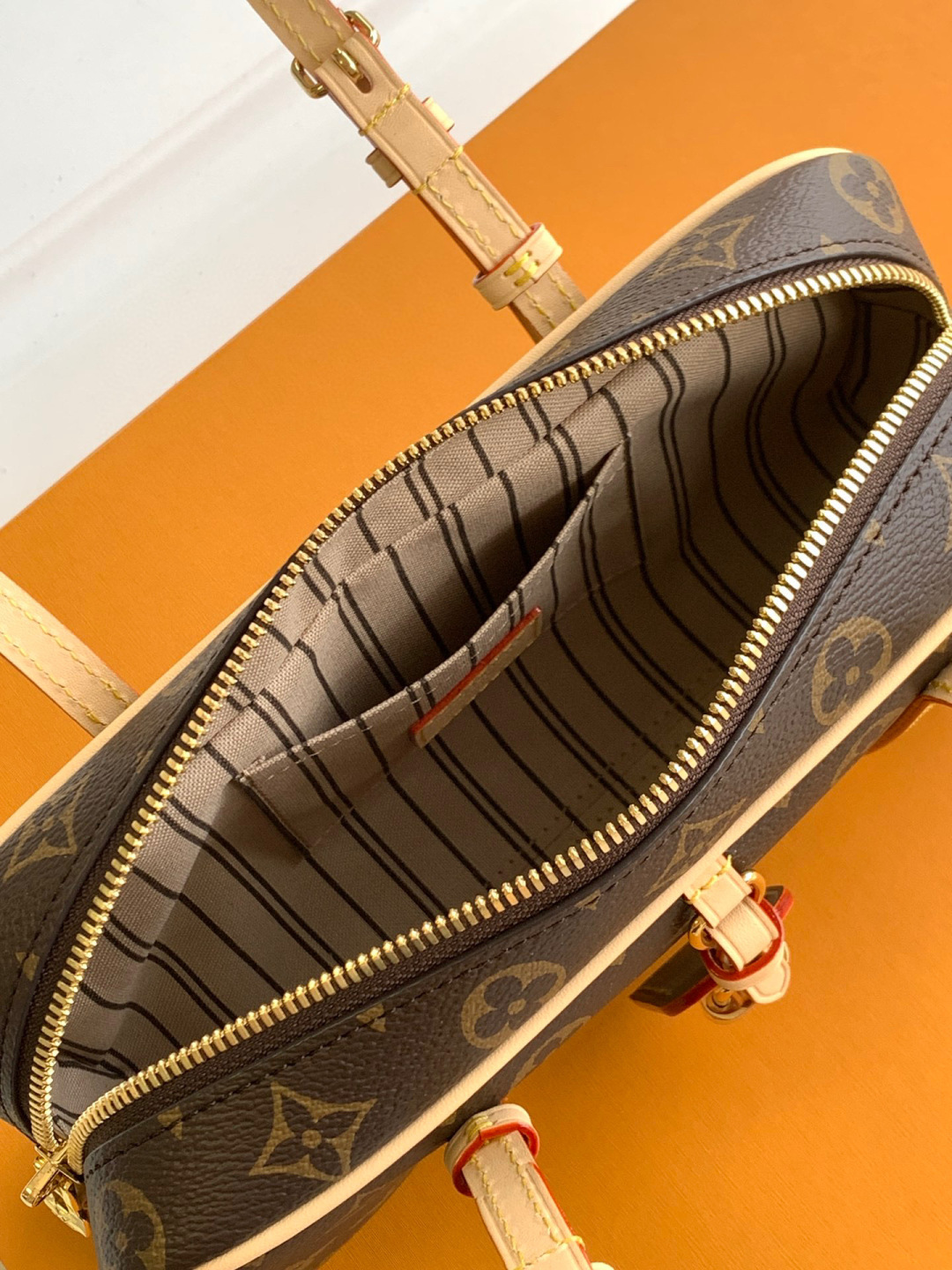 Louis Vuitton 全钢 M47031 回溯1980年代Cite手袋的 设计 成就此款HangOn手袋的浓郁 格调