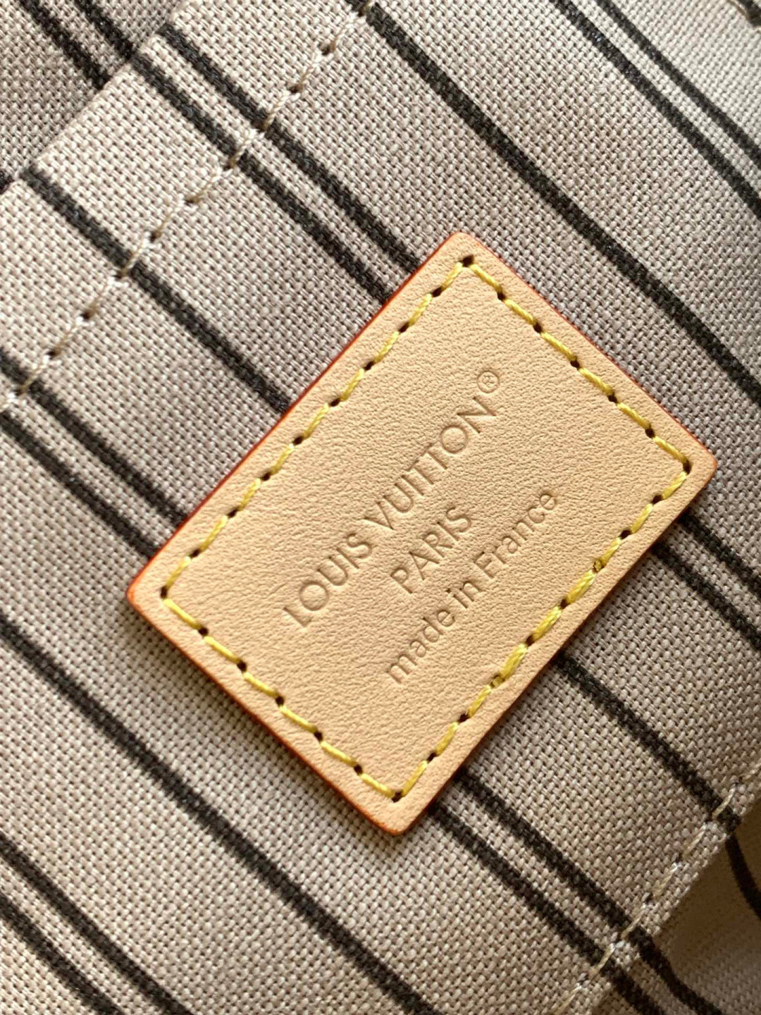Louis Vuitton 全钢 M47031 回溯1980年代Cite手袋的 设计 成就此款HangOn手袋的浓郁 格调