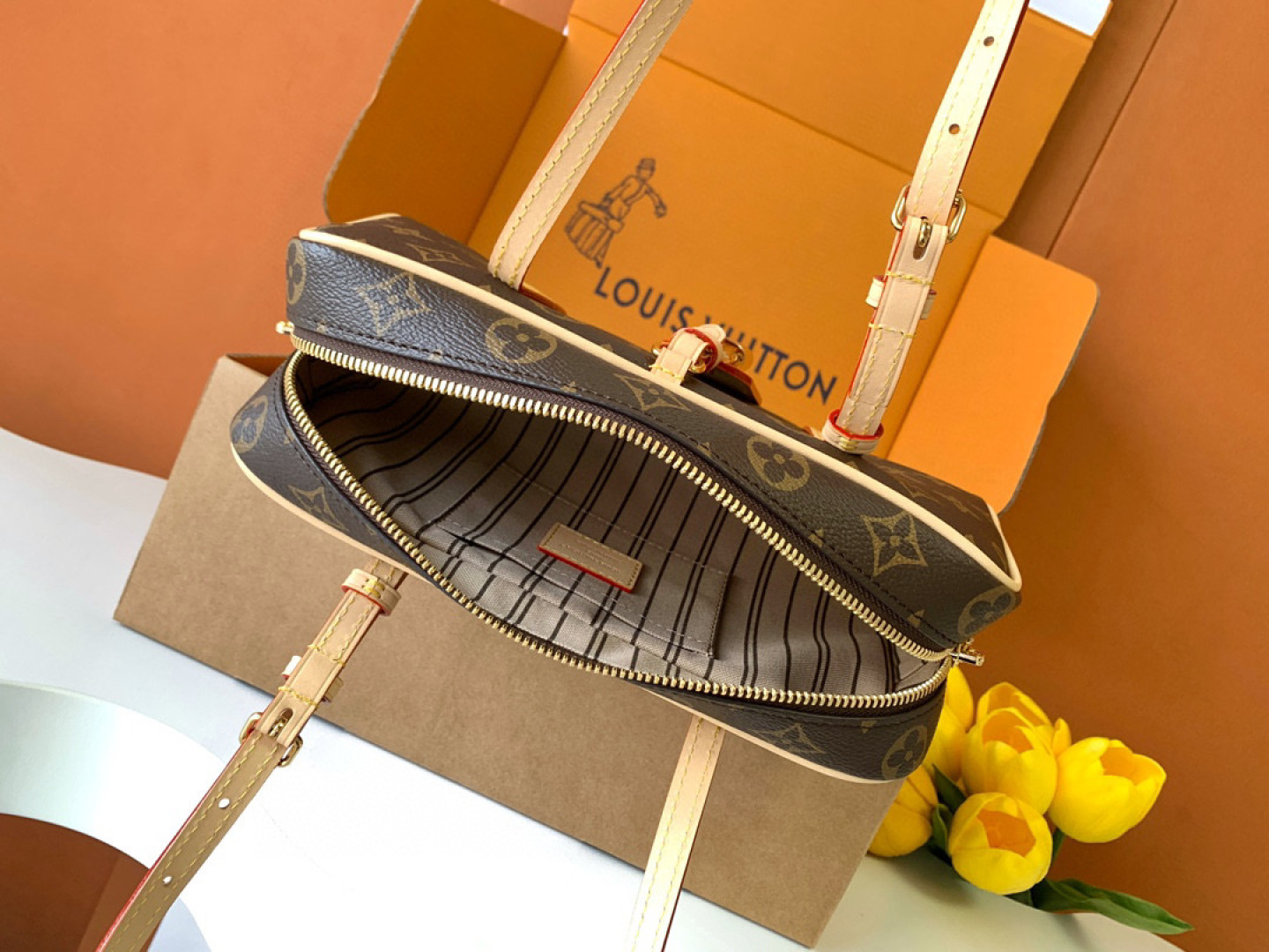 Louis Vuitton 全钢 M47031 回溯1980年代Cite手袋的 设计 成就此款HangOn手袋的浓郁 格调