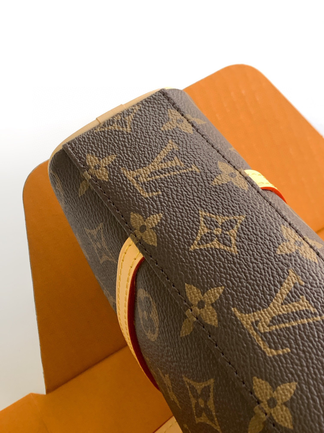 Louis Vuitton 全钢 M47031 回溯1980年代Cite手袋的 设计 成就此款HangOn手袋的浓郁 格调