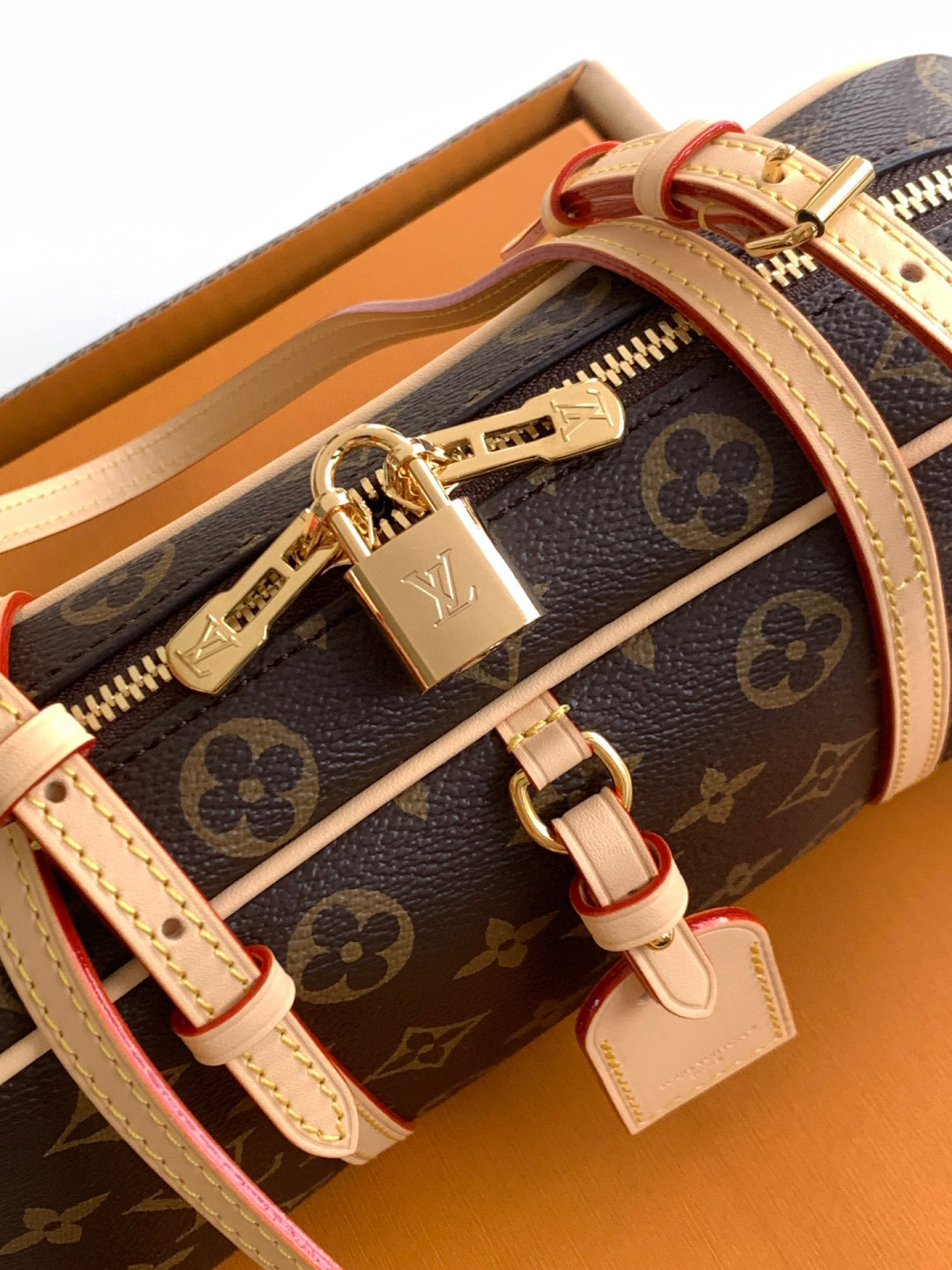 Louis Vuitton 全钢 M47031 回溯1980年代Cite手袋的 设计 成就此款HangOn手袋的浓郁 格调