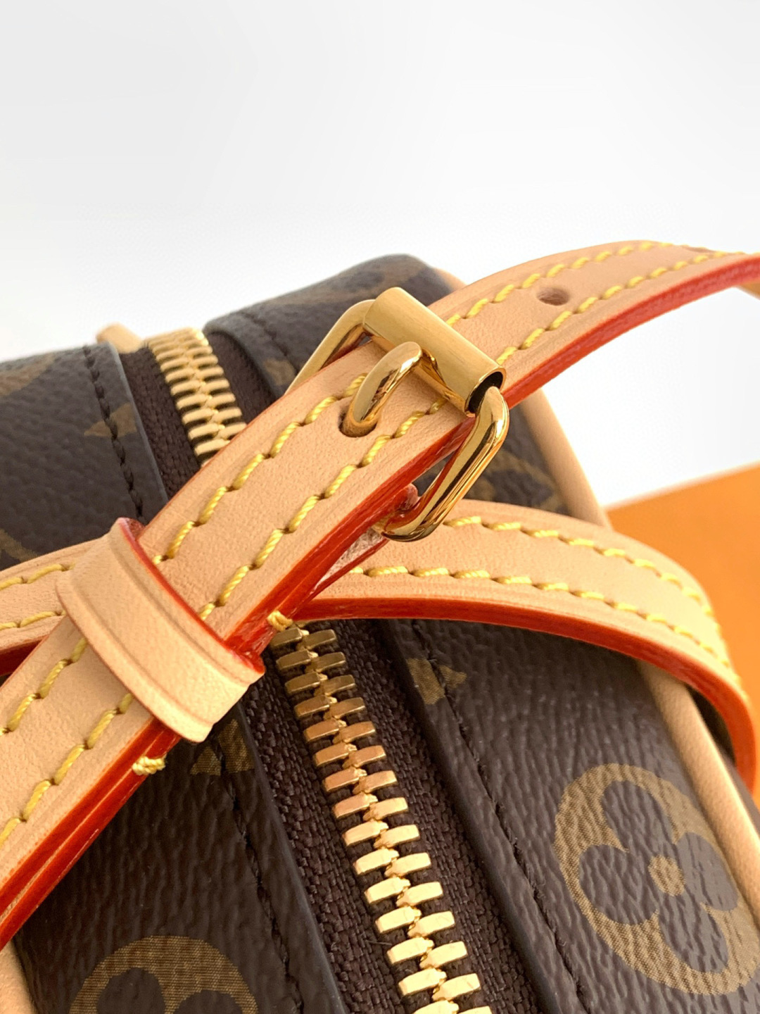 Louis Vuitton 全钢 M47031 回溯1980年代Cite手袋的 设计 成就此款HangOn手袋的浓郁 格调