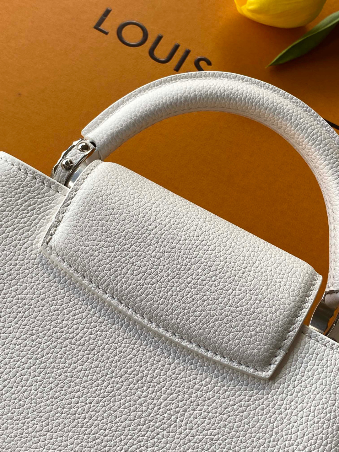 Louis Vuitton 全钢五金 进口牛皮 变码芯片 配全套包装 CAPUCINES EAST WEST 迷你手袋 款号M24671白色银
