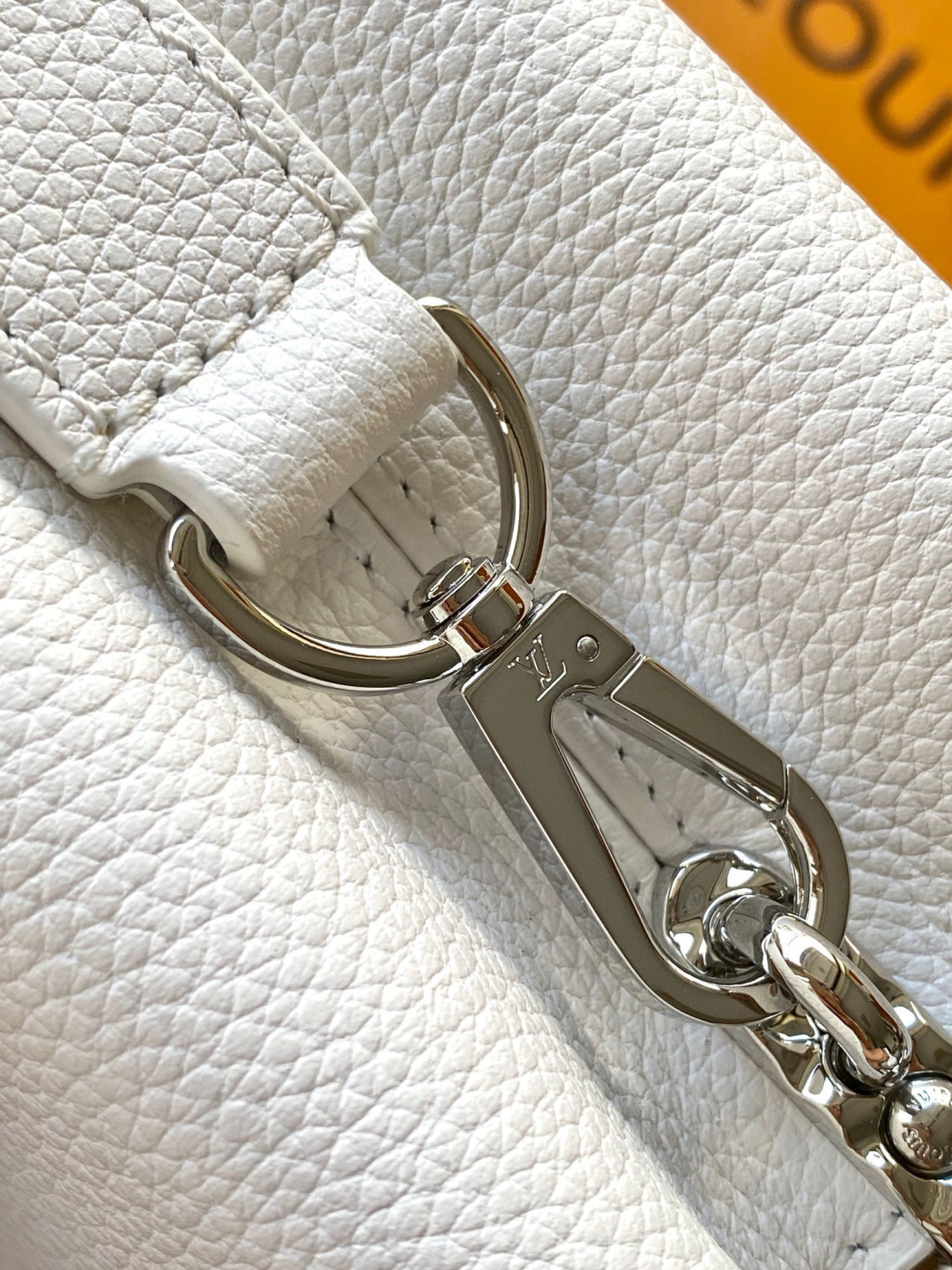 Louis Vuitton 全钢五金 进口牛皮 变码芯片 配全套包装 CAPUCINES EAST WEST 迷你手袋 款号M24671白色银