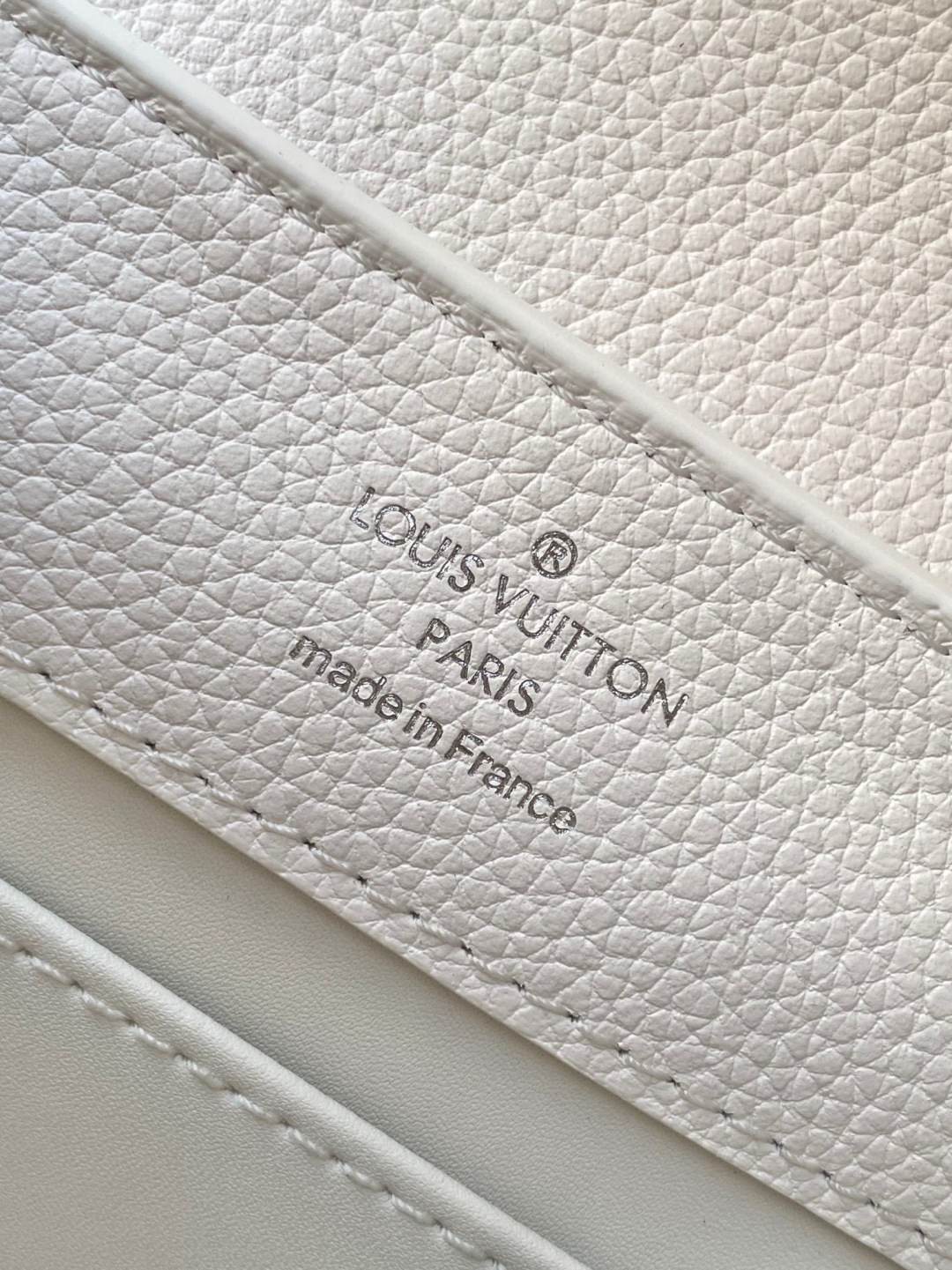 Louis Vuitton 全钢五金 进口牛皮 变码芯片 配全套包装 CAPUCINES EAST WEST 迷你手袋 款号M24671白色银
