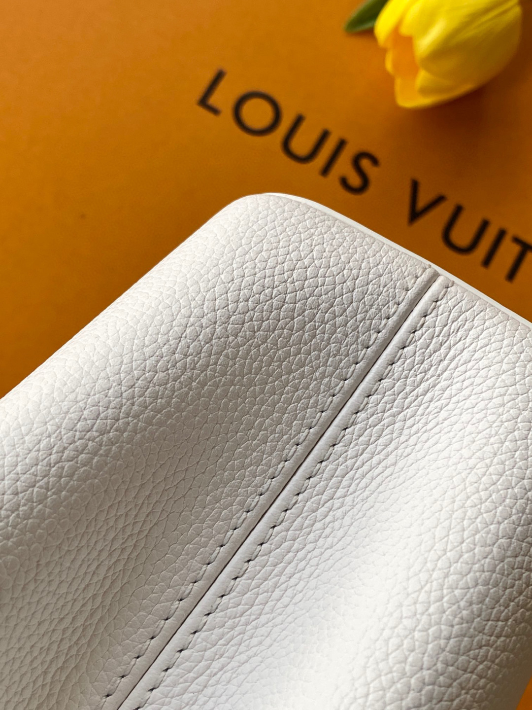Louis Vuitton 全钢五金 进口牛皮 变码芯片 配全套包装 M24672进口牛皮白色银扣中号本款capucines east