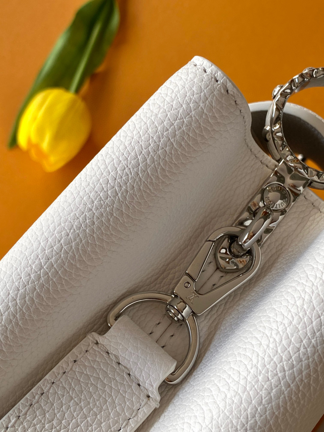 Louis Vuitton 全钢五金 进口牛皮 变码芯片 配全套包装 M24672进口牛皮白色银扣中号本款capucines east