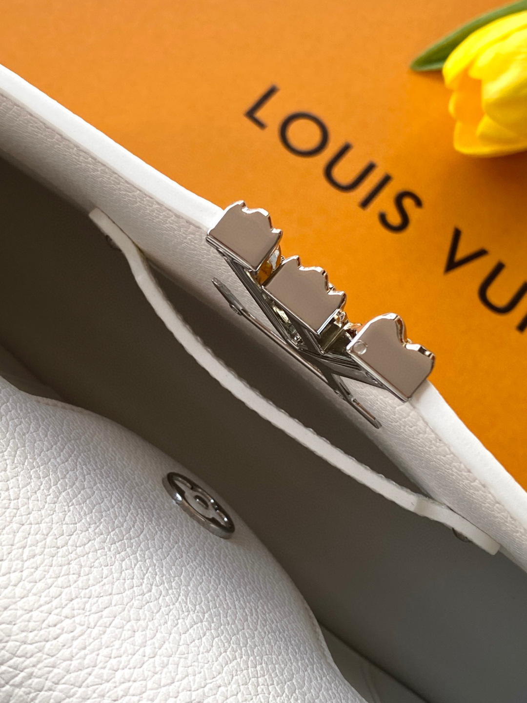 Louis Vuitton 全钢五金 进口牛皮 变码芯片 配全套包装 M24672进口牛皮白色银扣中号本款capucines east