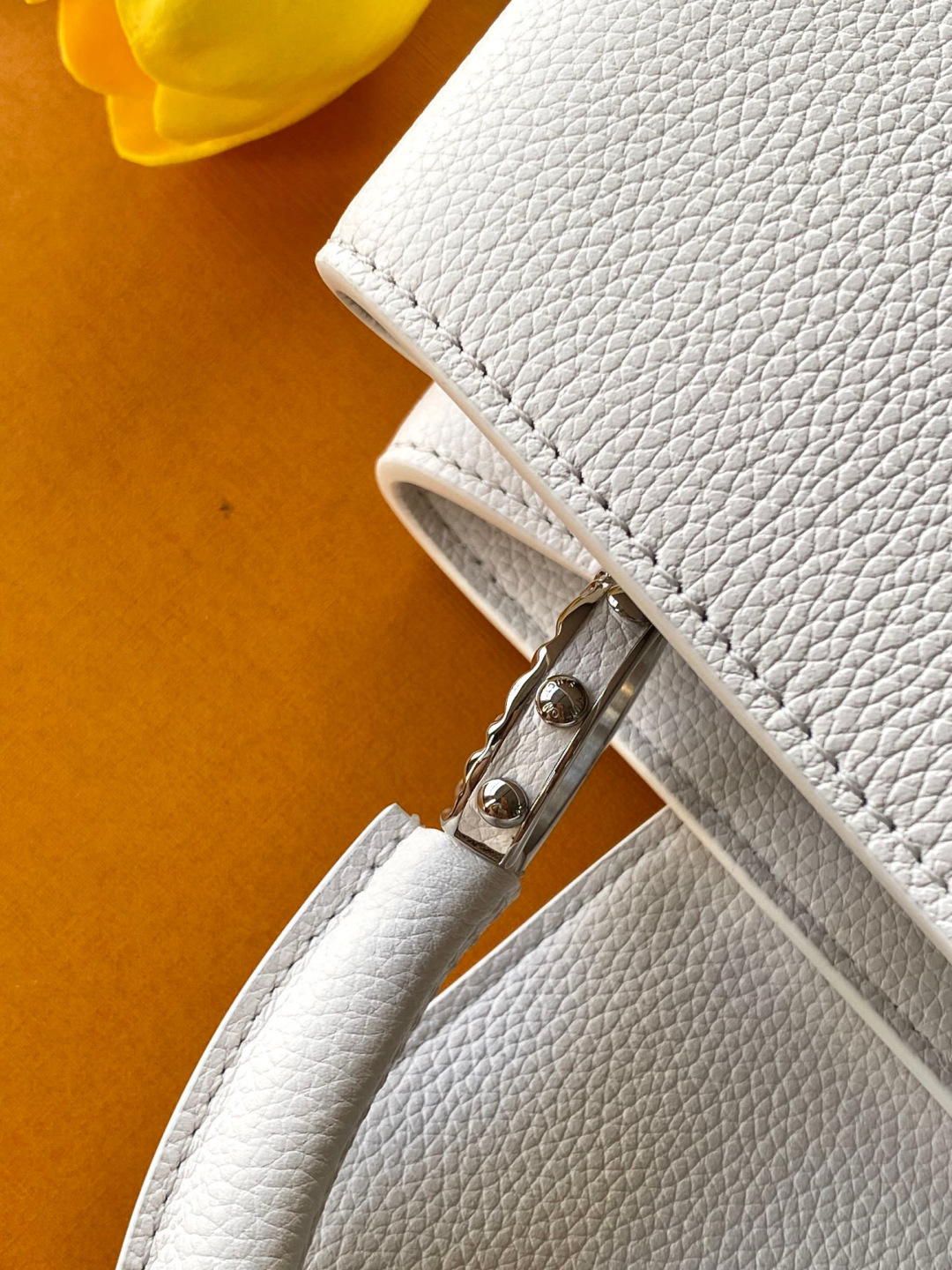 Louis Vuitton 全钢五金 进口牛皮 变码芯片 配全套包装 M24672进口牛皮白色银扣中号本款capucines east