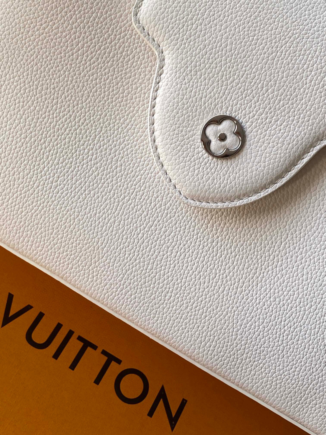 Louis Vuitton 全钢五金 进口牛皮 变码芯片 配全套包装 M24672进口牛皮白色银扣中号本款capucines east