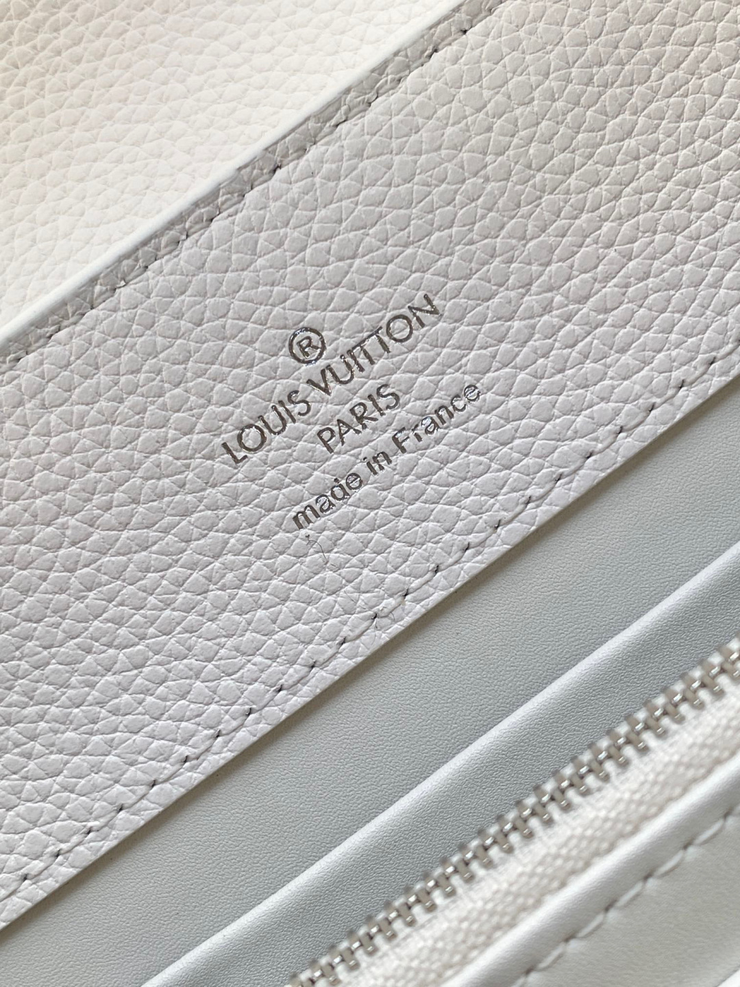 Louis Vuitton 全钢五金 进口牛皮 变码芯片 配全套包装 M24672进口牛皮白色银扣中号本款capucines east
