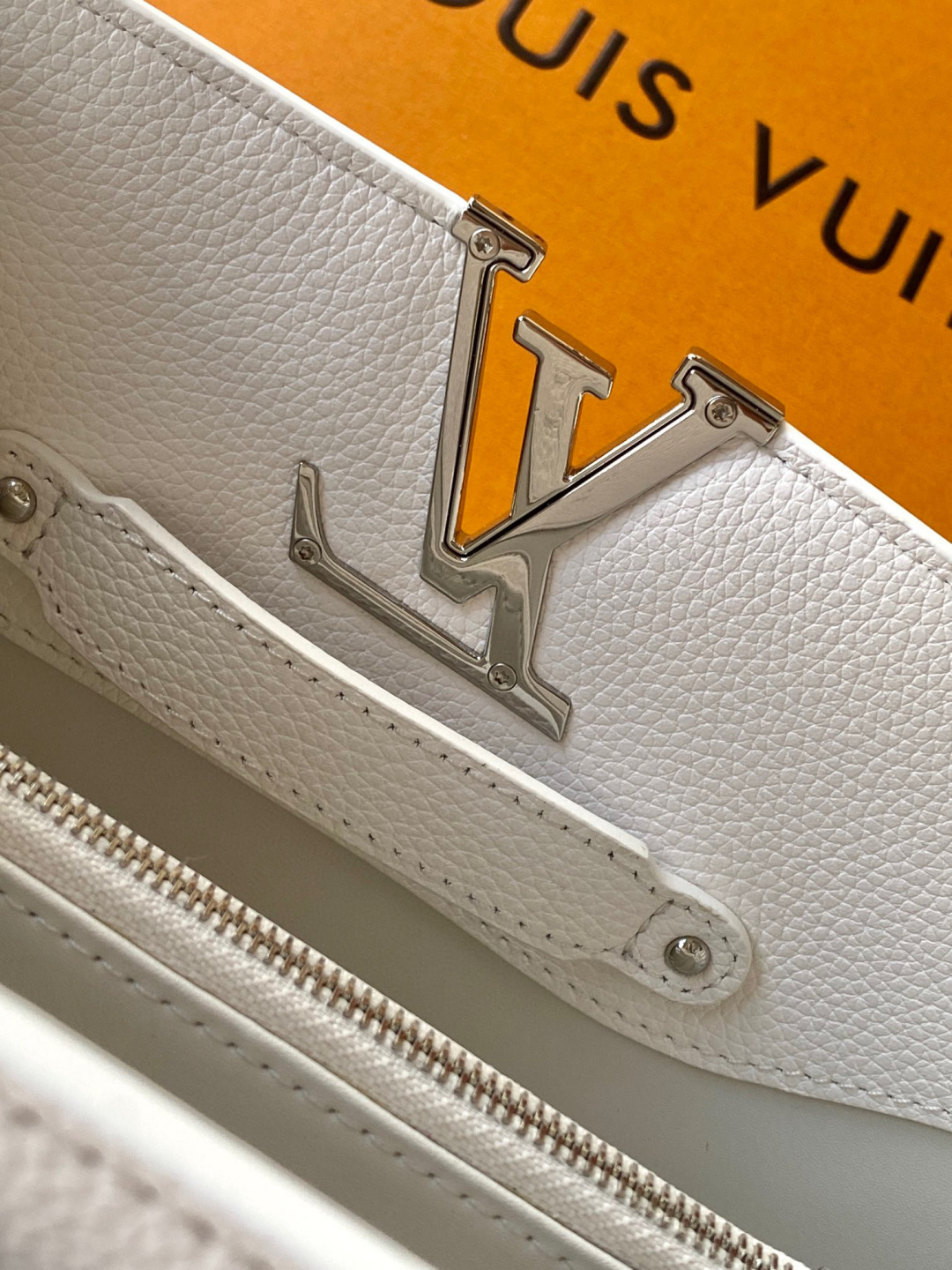 Louis Vuitton 全钢五金 进口牛皮 变码芯片 配全套包装 M24672进口牛皮白色银扣中号本款capucines east